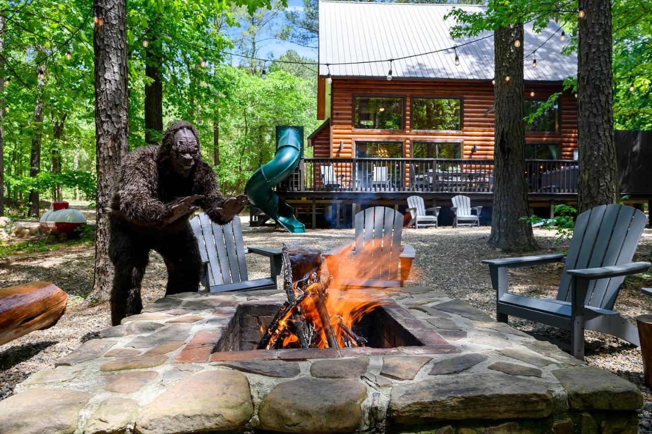 Hickory Bear - Cabin Surrounded By Pines, Sleeps 10, Hot Tub, Fire Pit, Arcade, Foosball Table & Deck Slide Broken Bow Exterior foto