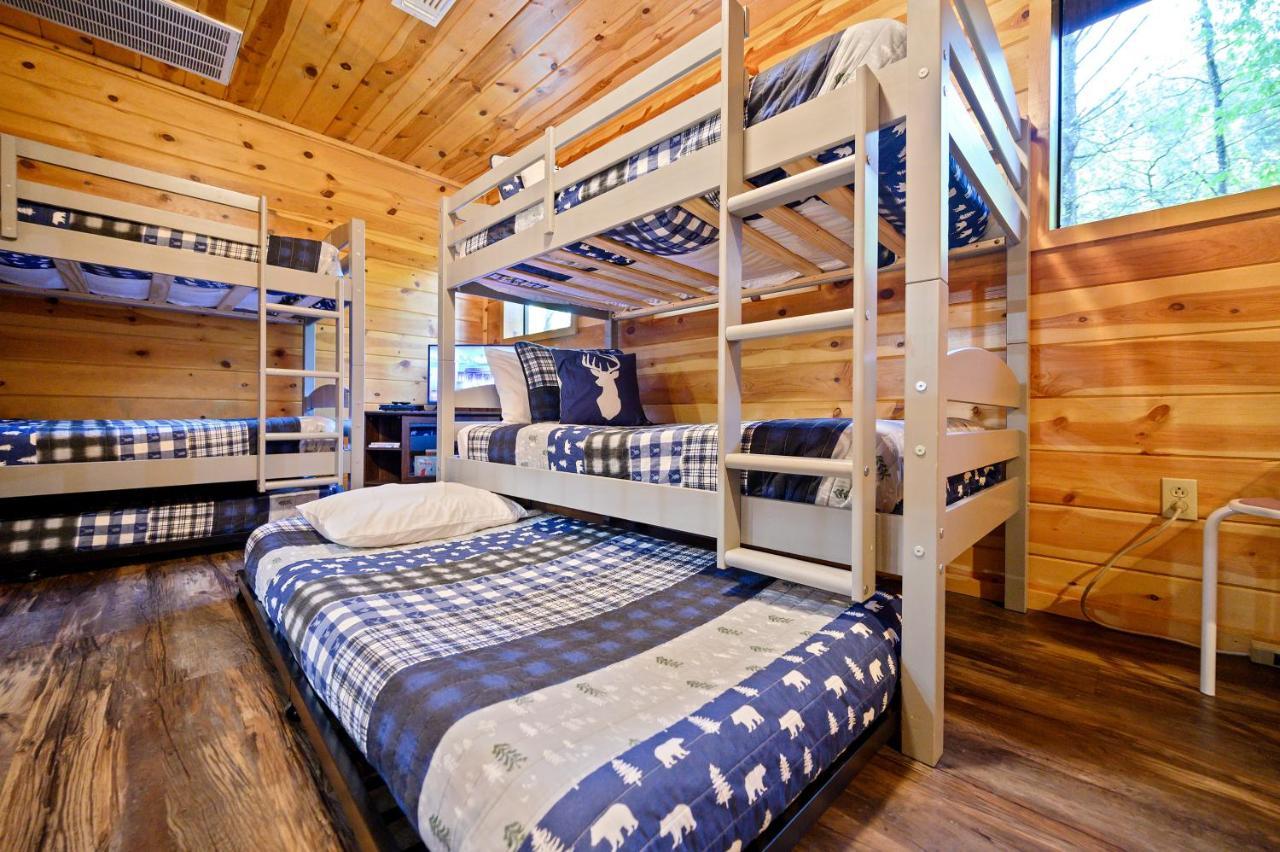 Hickory Bear - Cabin Surrounded By Pines, Sleeps 10, Hot Tub, Fire Pit, Arcade, Foosball Table & Deck Slide Broken Bow Exterior foto