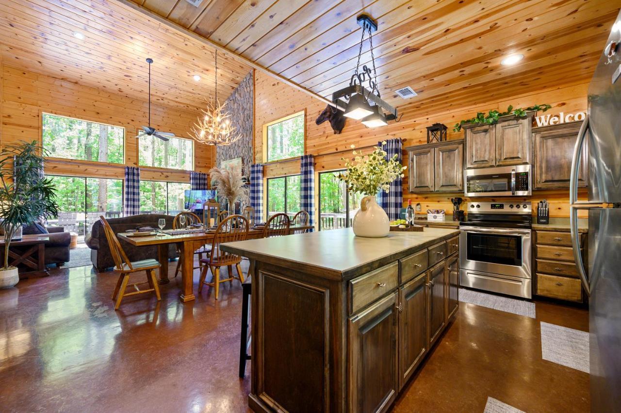 Hickory Bear - Cabin Surrounded By Pines, Sleeps 10, Hot Tub, Fire Pit, Arcade, Foosball Table & Deck Slide Broken Bow Exterior foto