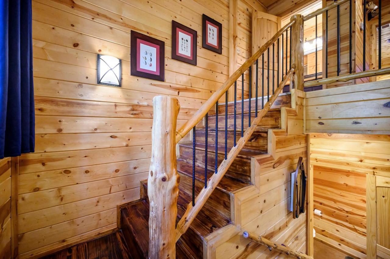 Hickory Bear - Cabin Surrounded By Pines, Sleeps 10, Hot Tub, Fire Pit, Arcade, Foosball Table & Deck Slide Broken Bow Exterior foto