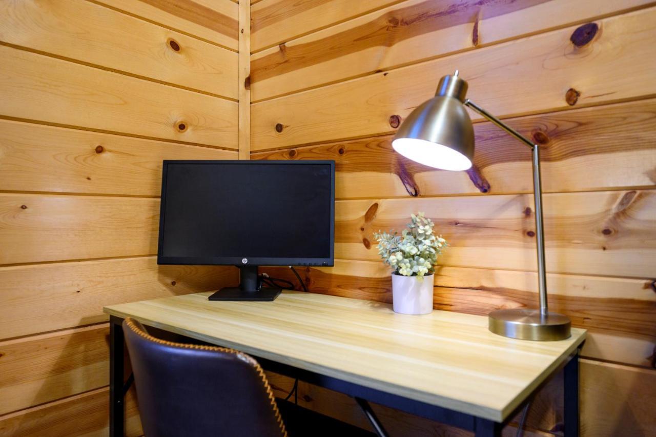 Hickory Bear - Cabin Surrounded By Pines, Sleeps 10, Hot Tub, Fire Pit, Arcade, Foosball Table & Deck Slide Broken Bow Exterior foto