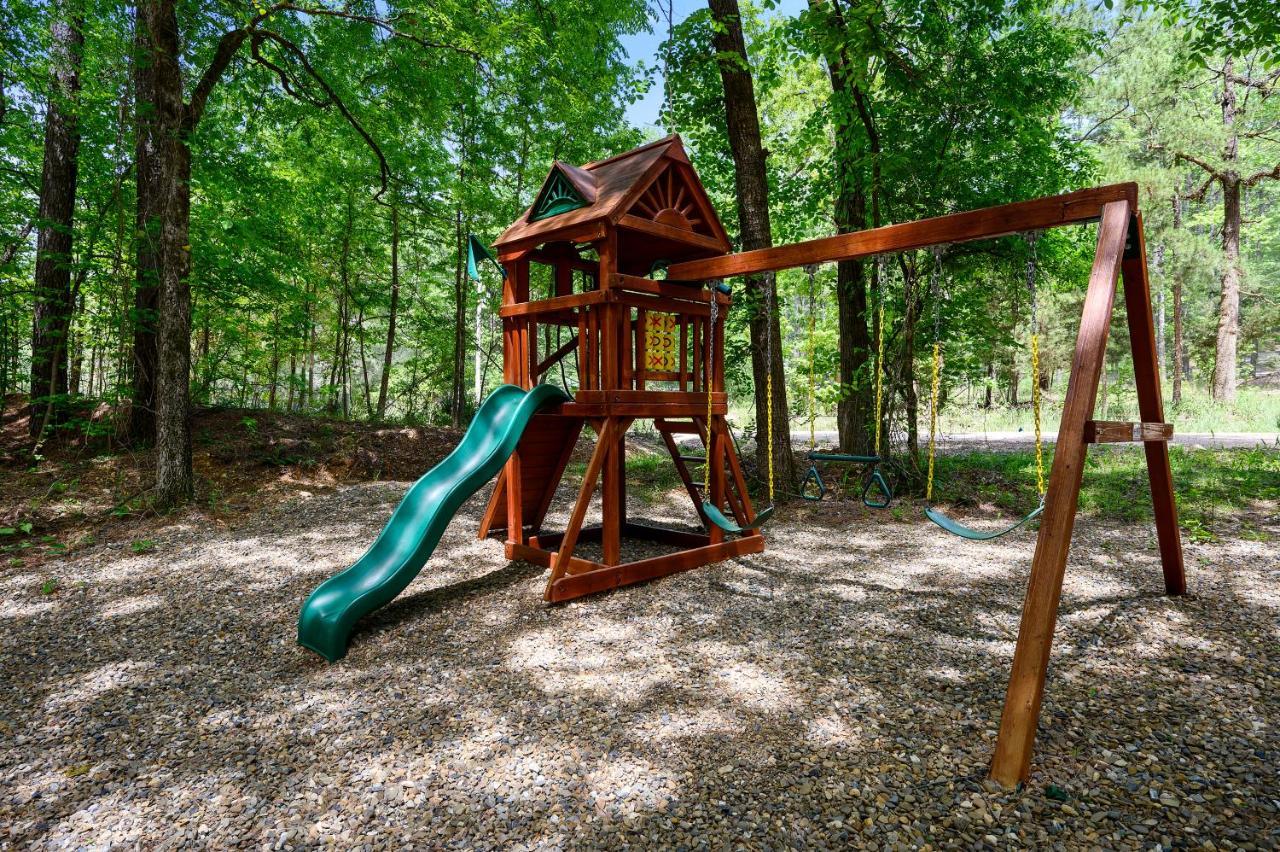 Hickory Bear - Cabin Surrounded By Pines, Sleeps 10, Hot Tub, Fire Pit, Arcade, Foosball Table & Deck Slide Broken Bow Exterior foto