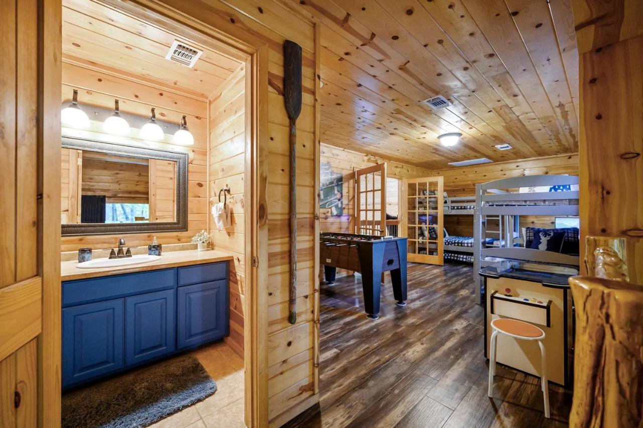 Hickory Bear - Cabin Surrounded By Pines, Sleeps 10, Hot Tub, Fire Pit, Arcade, Foosball Table & Deck Slide Broken Bow Exterior foto