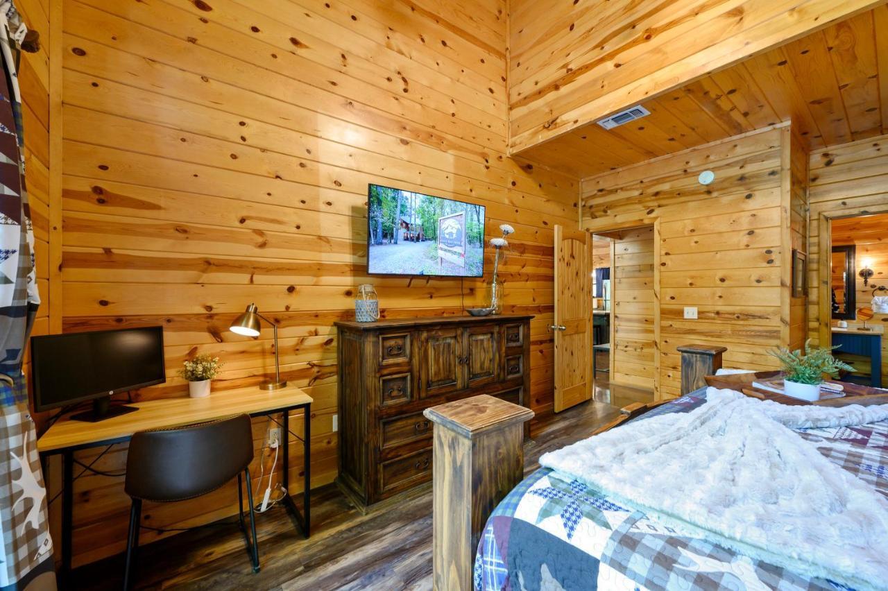 Hickory Bear - Cabin Surrounded By Pines, Sleeps 10, Hot Tub, Fire Pit, Arcade, Foosball Table & Deck Slide Broken Bow Exterior foto