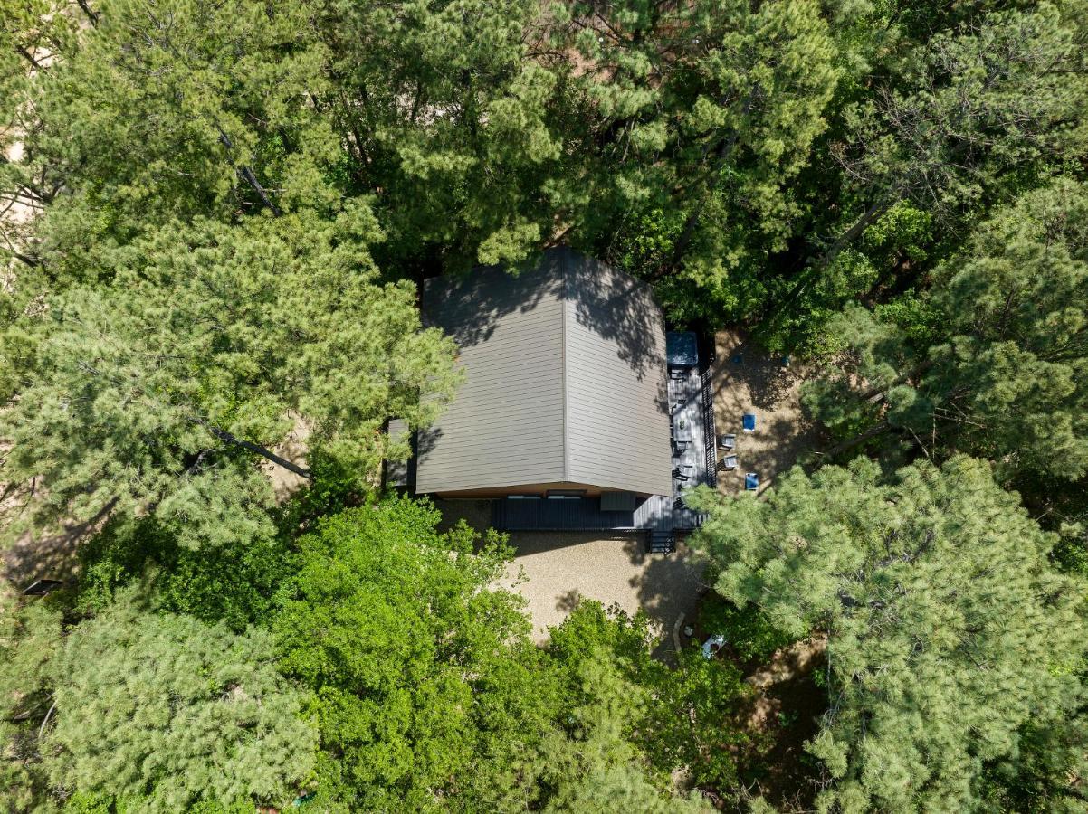 Hickory Bear - Cabin Surrounded By Pines, Sleeps 10, Hot Tub, Fire Pit, Arcade, Foosball Table & Deck Slide Broken Bow Exterior foto